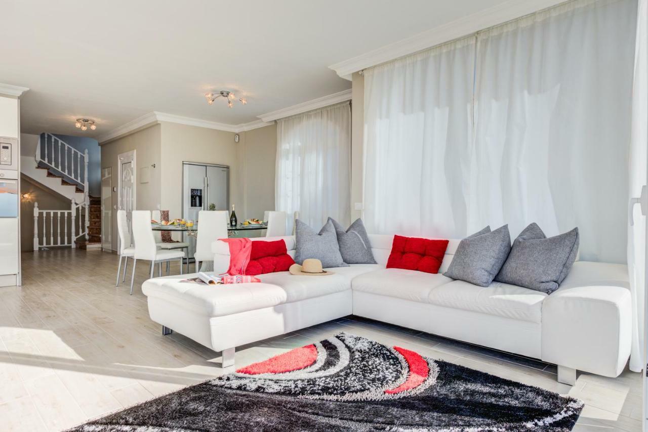 Luxury White With Sea View, Heated Pool Villa