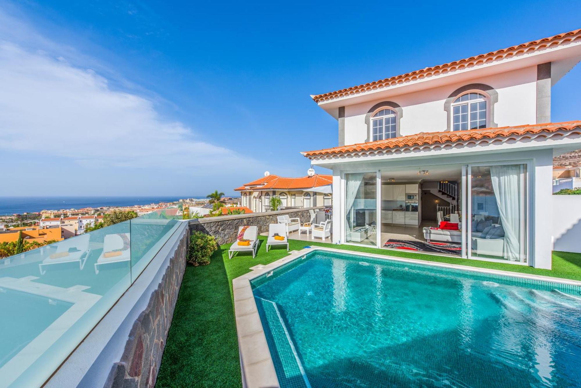 Luxury White With Sea View, Heated Pool Willa